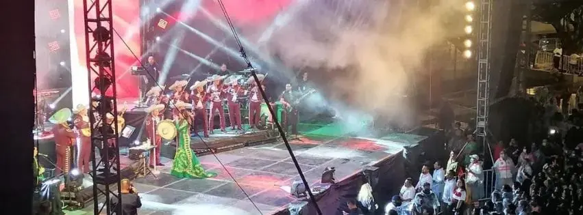 Mariachi Playense tocando en vivo en un escenario en Playa del Carmen
